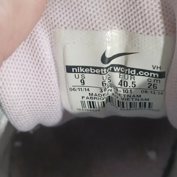 Nike Womens Initiator running shoes, white, metallic silver, and pink. Sz 9 - Picture 8 of 9